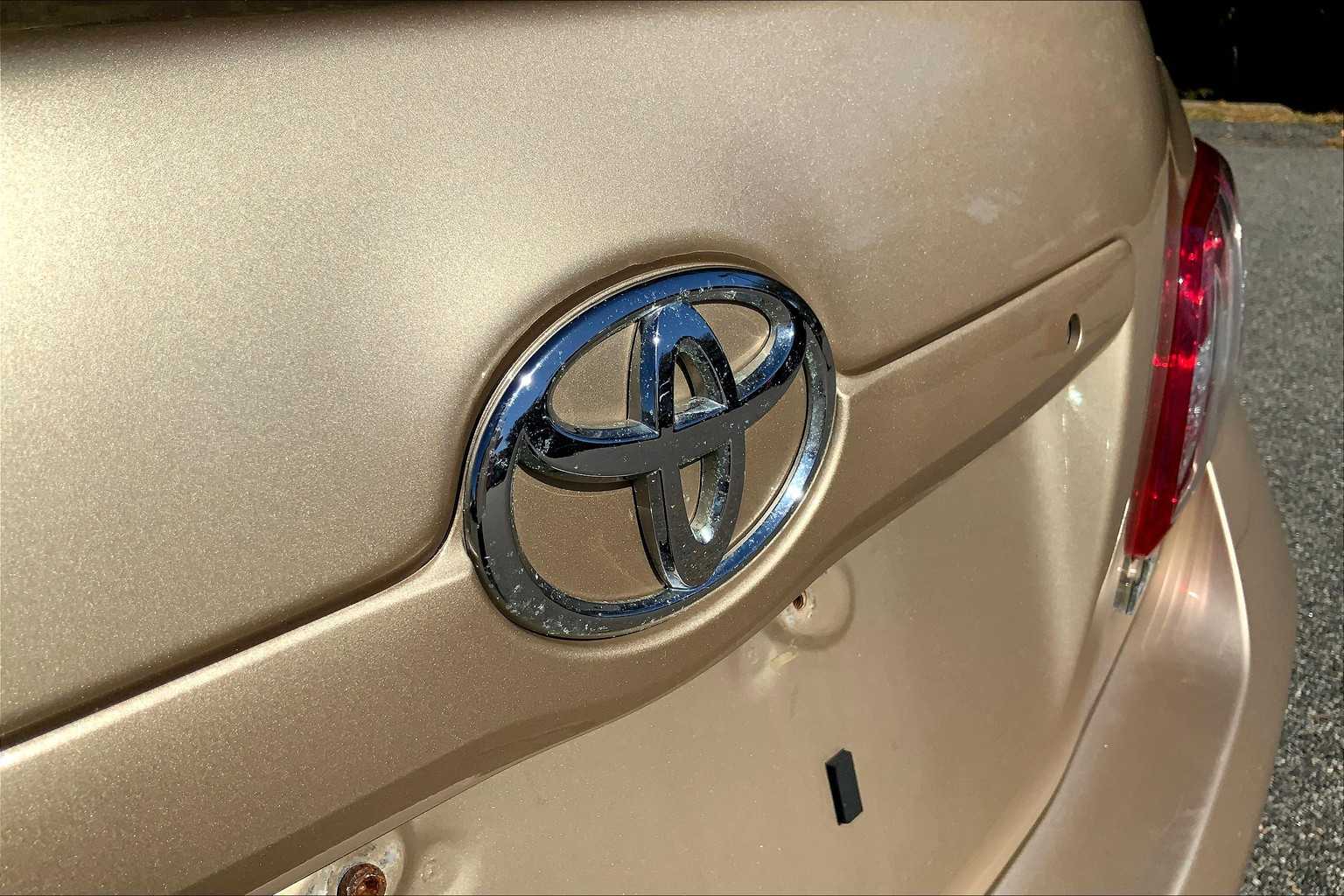 2010 Toyota Camry LE photo 9