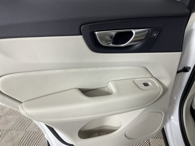 2025 Volvo XC60 T8 Plus photo 34