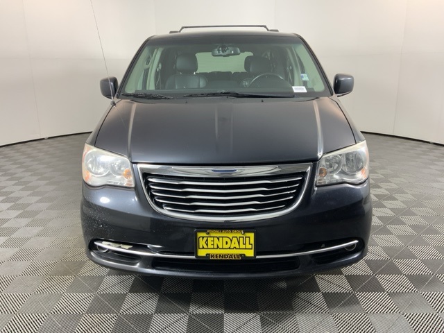 2013 Chrysler Town & Country Touring photo 2