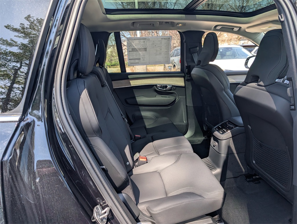 2025 Volvo XC90 T8 Plus photo 3
