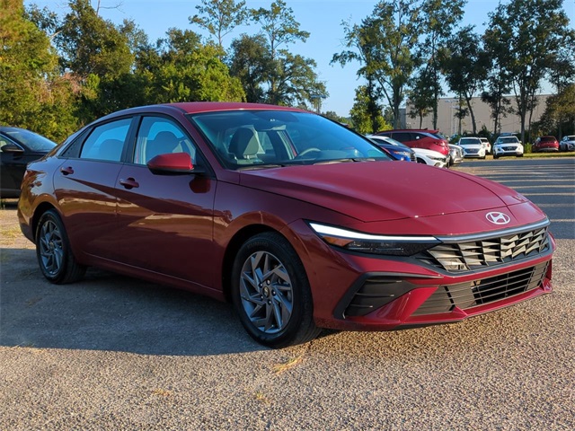2024 Hyundai Elantra SEL photo 3