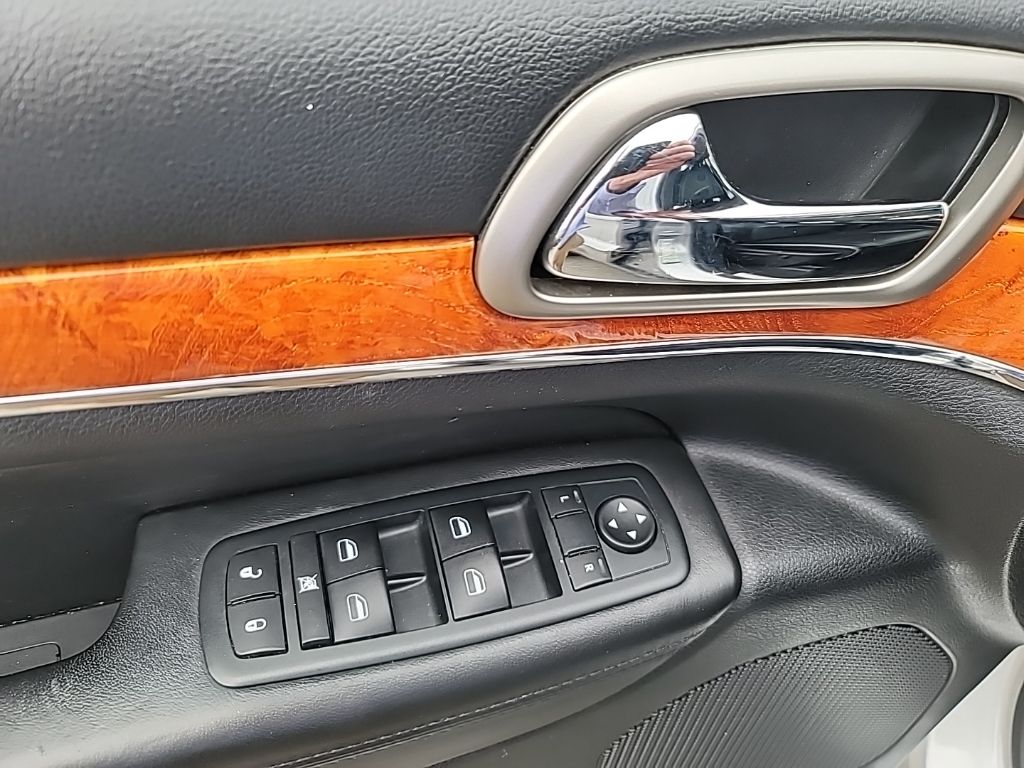 2011 Jeep Grand Cherokee Overland photo 12