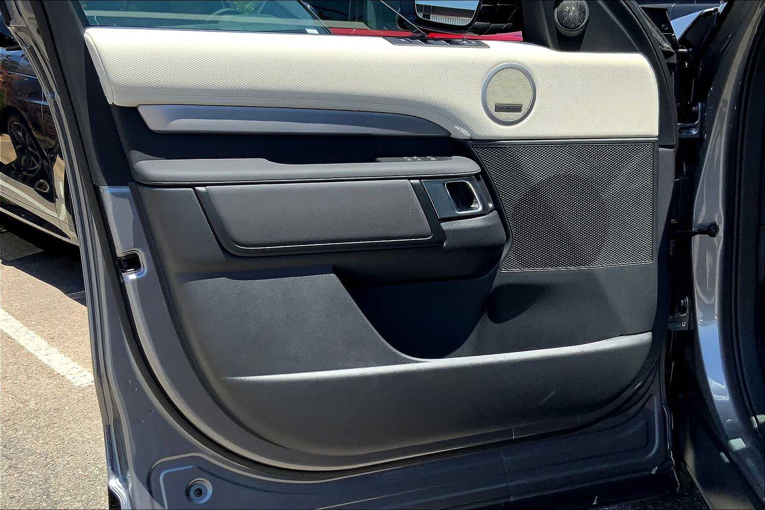 2025 Land Rover Discovery SE photo 10