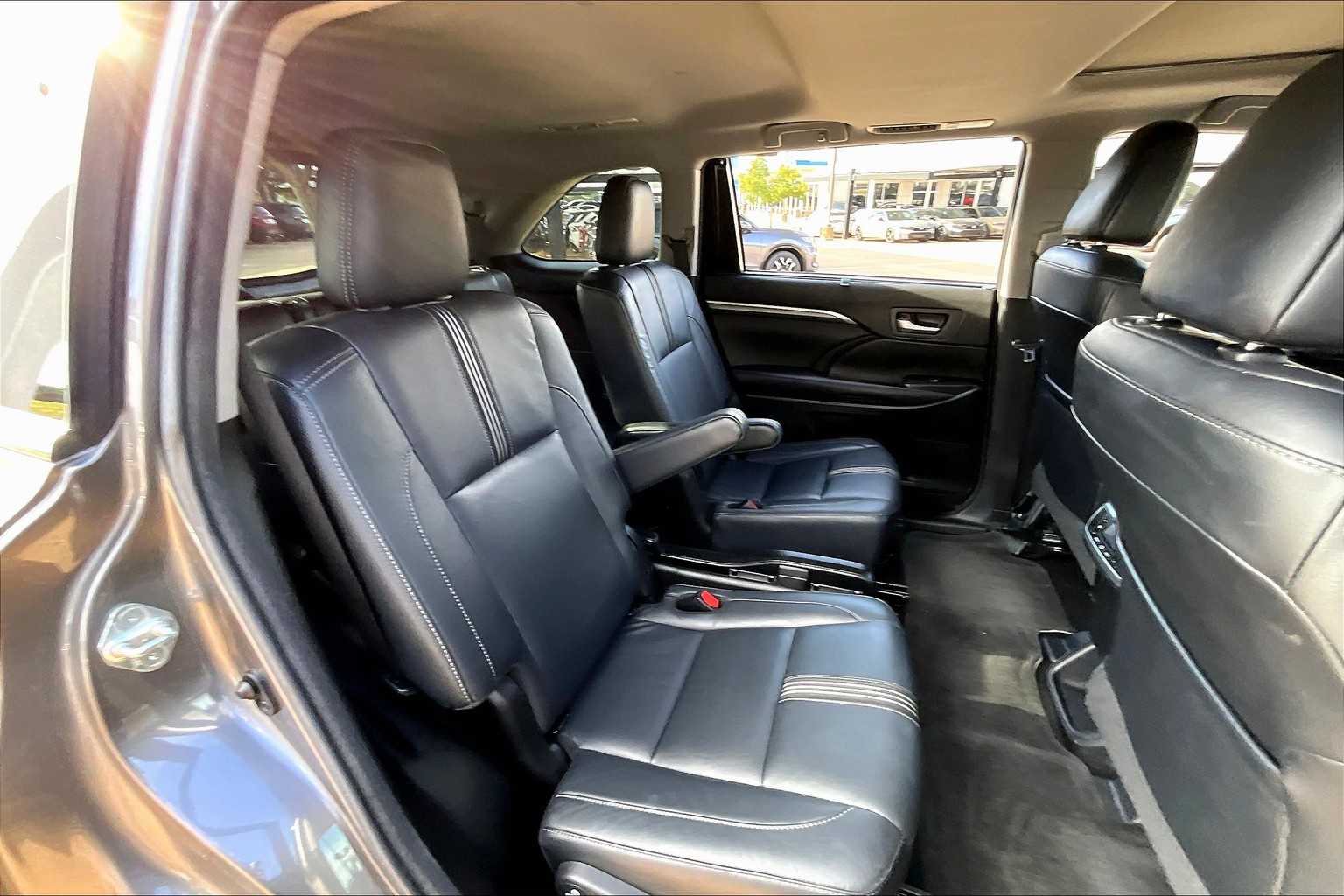 2017 Toyota Highlander SE photo 18