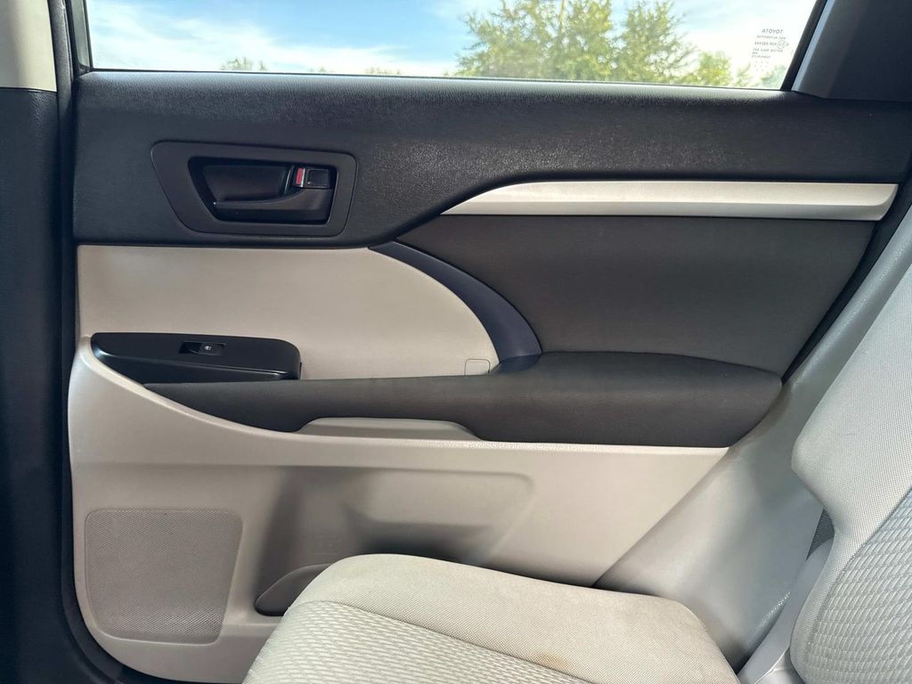 2017 Toyota Highlander LE photo 14