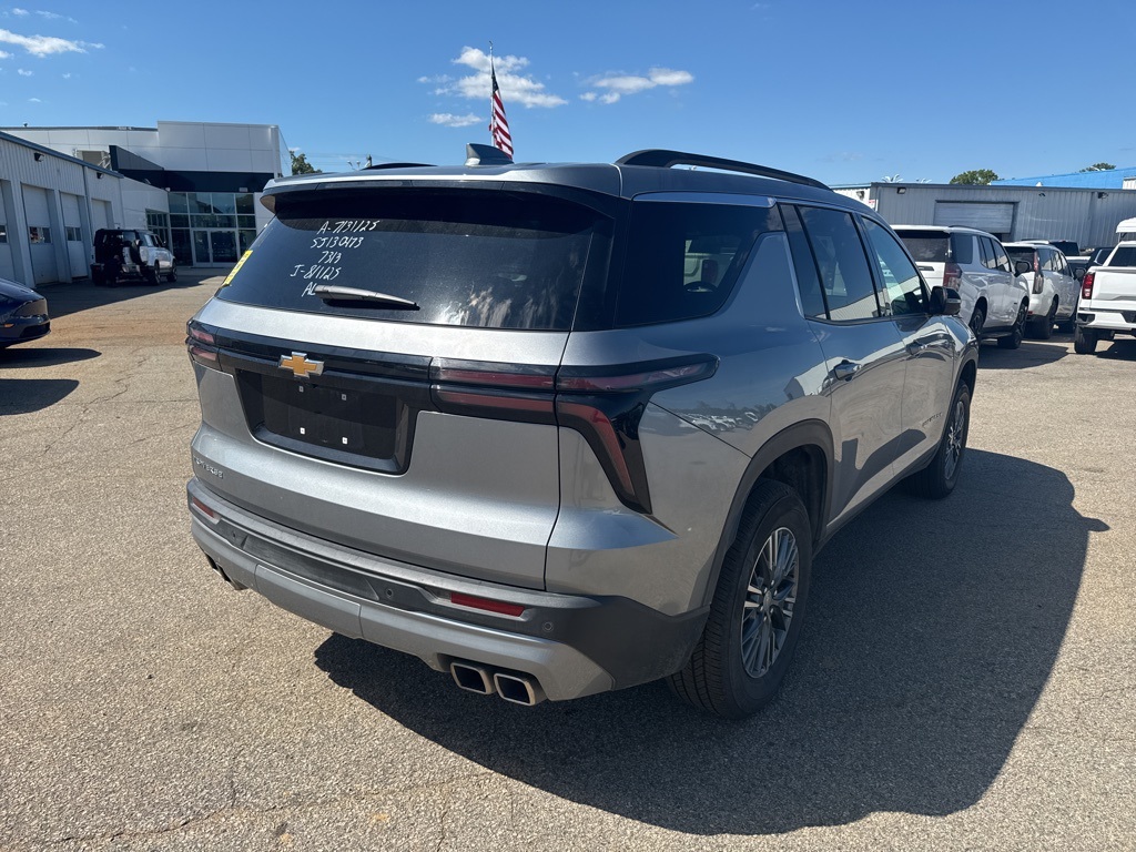 2025 Chevrolet Traverse photo 3