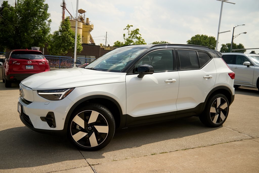 2023 VOLVO XC40 - Image 2