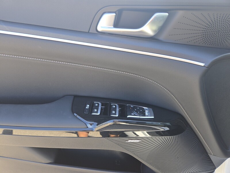 2025 Kia K5 GT-Line photo 8