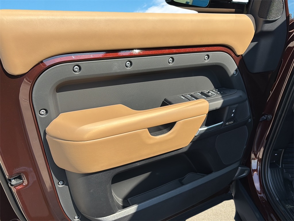 2025 Land Rover Defender 130 X-Dynamic SE photo 26
