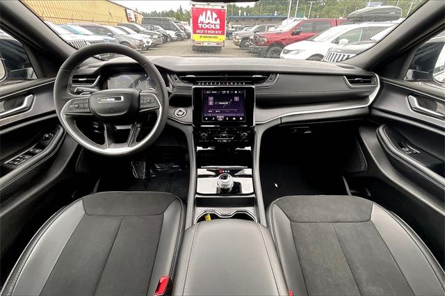2025 Jeep Grand Cherokee Laredo Altitude photo 5