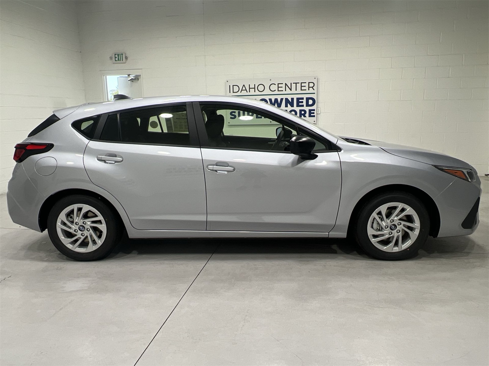 2025 Subaru Impreza Base photo 8