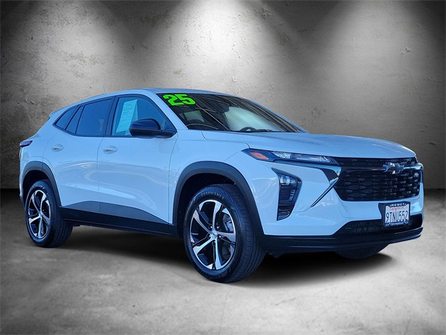 2025 Chevrolet Trax photo 2