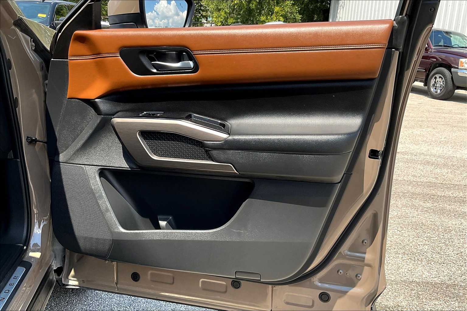 2023 Nissan Pathfinder Platinum photo 40