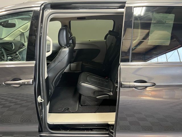 2022 Chrysler Pacifica Touring L photo 3