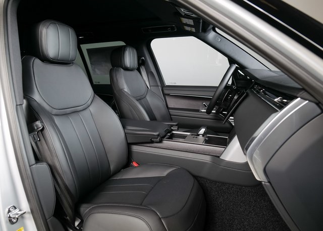 2025 Land Rover Range Rover SE photo 3
