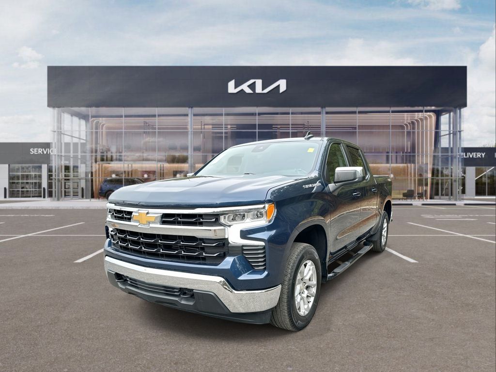 2022 Chevrolet Silverado 1500 LT photo 3