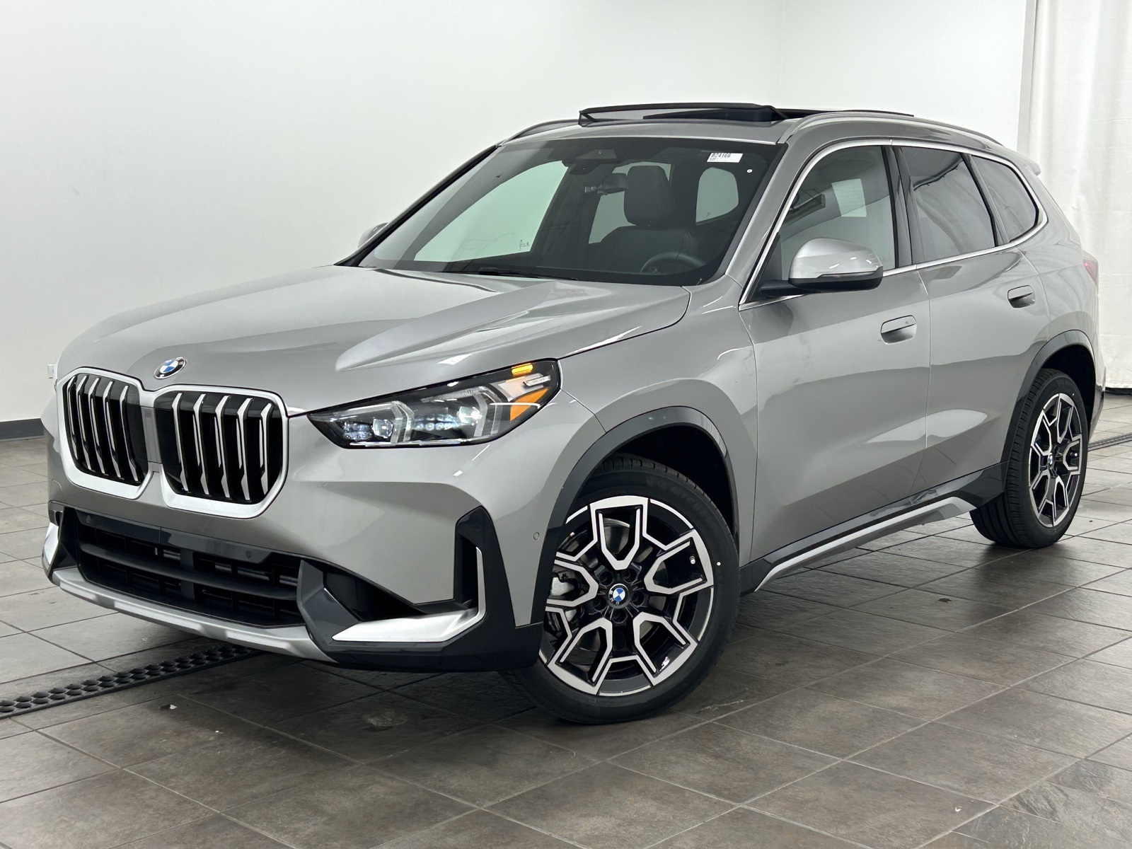 2025 BMW X1 28i's photo