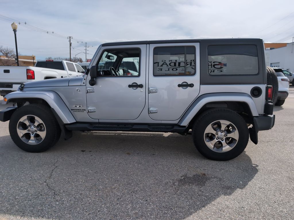2017 Jeep Wrangler Unlimited Sahara photo 5