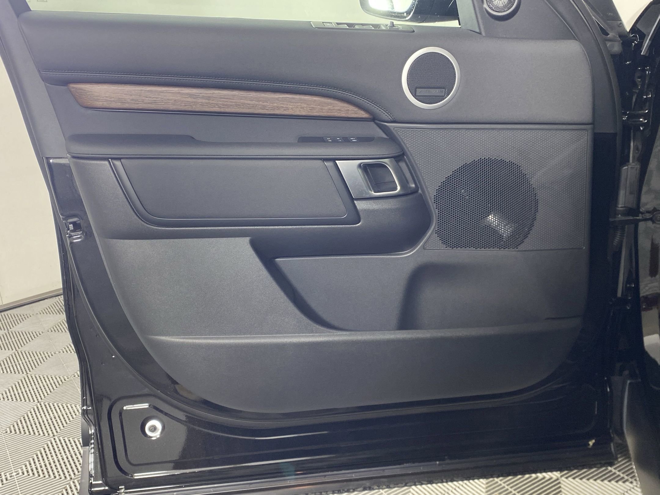 2025 Land Rover Discovery S photo 15
