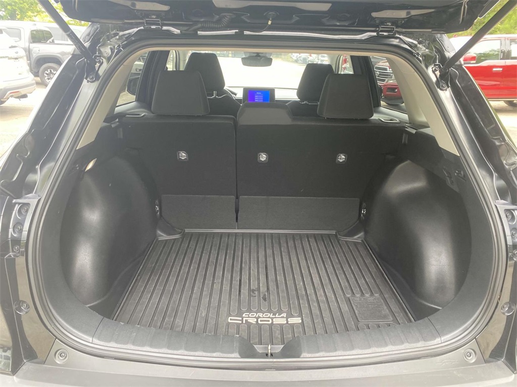2024 Toyota Corolla Cross LE photo 8