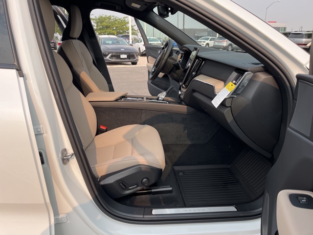 2026 Volvo XC60 B5 Plus photo 17