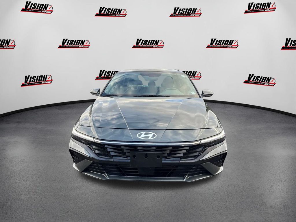 2024 Hyundai Elantra SEL Convenience photo 2