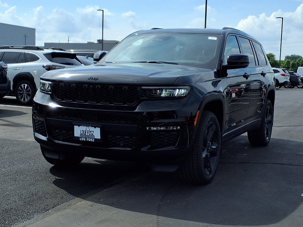 2025 Jeep Grand Cherokee Limited photo 2
