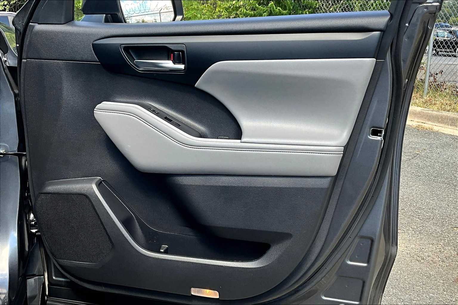 2022 Toyota Highlander XLE photo 22