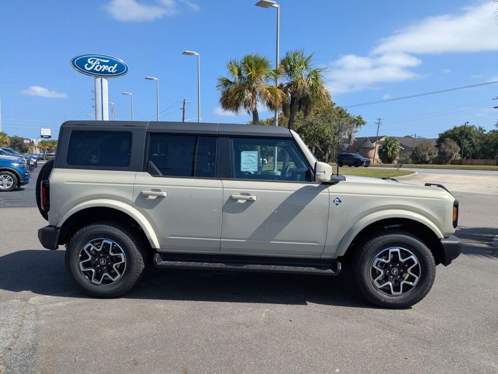 2025 Ford Bronco Outer Banks photo 3