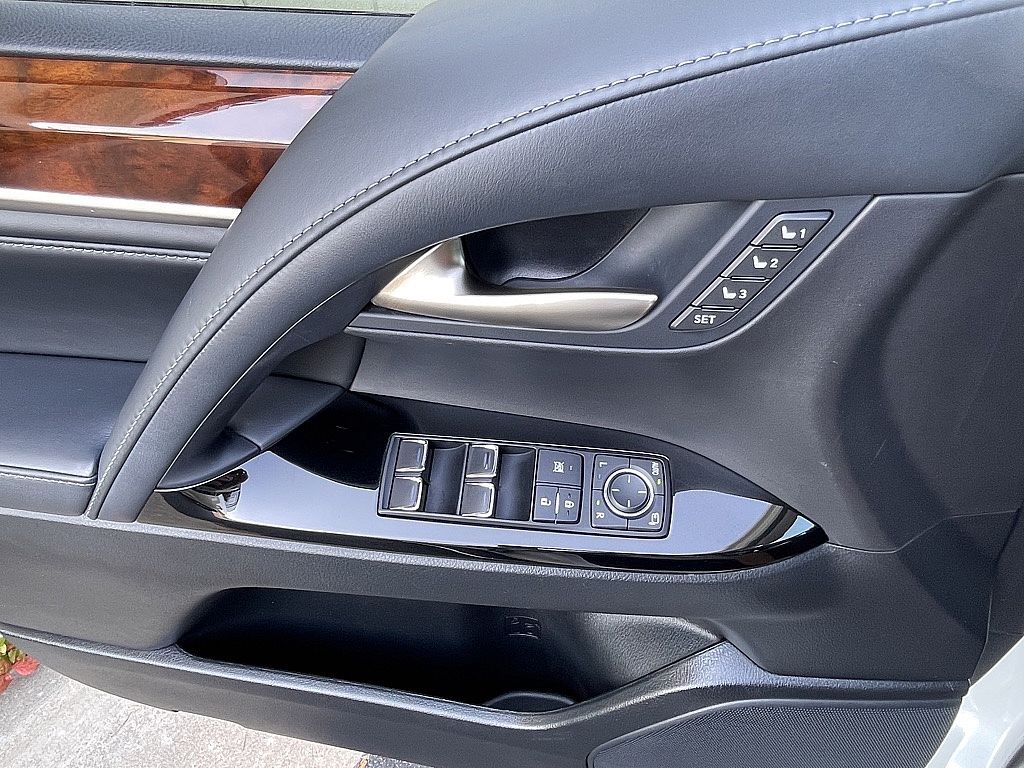 2019 Lexus LX 570 photo 23