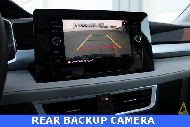 2025 Volkswagen Taos SE photo 3