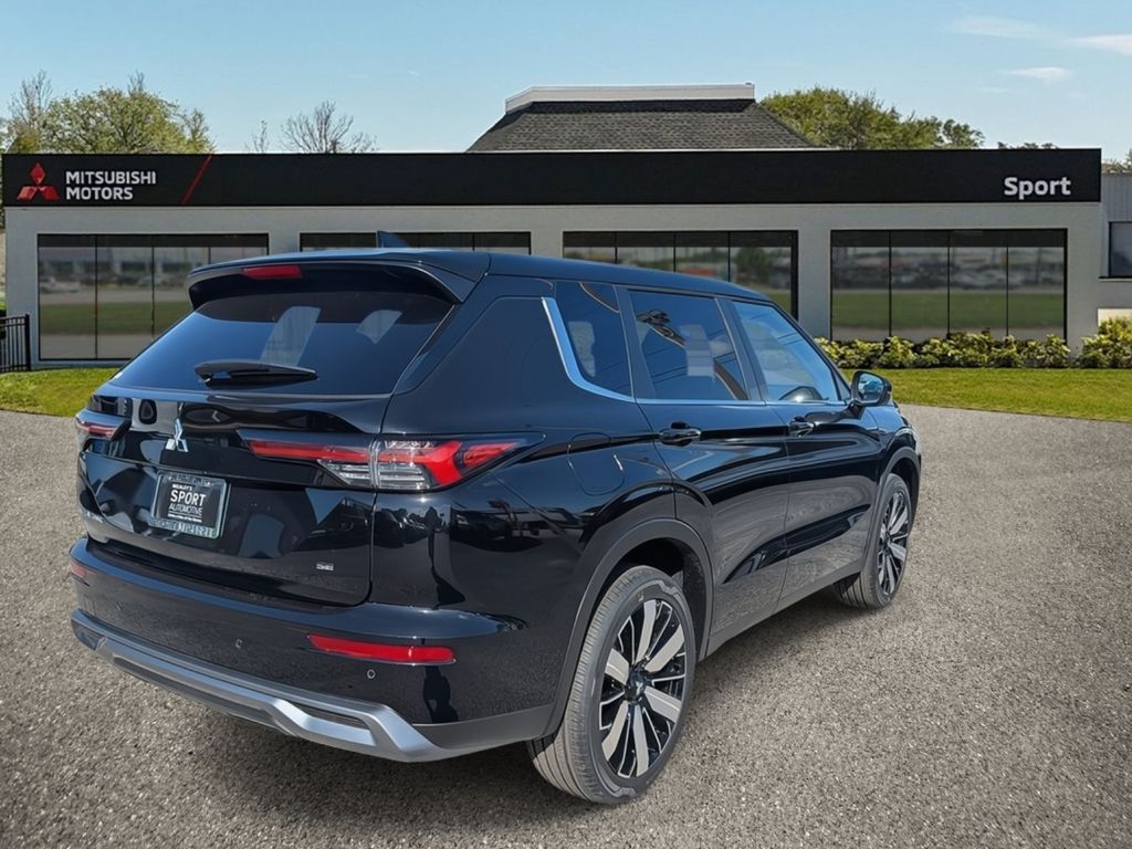 2025 Mitsubishi Outlander SE photo 3