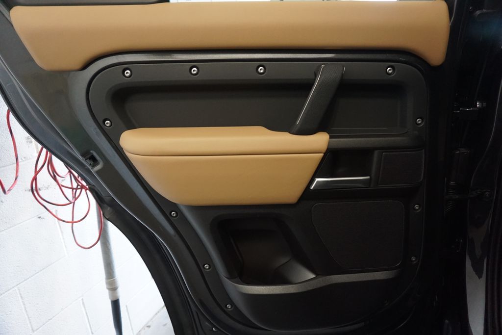 2025 Land Rover Defender 130 V8 photo 25