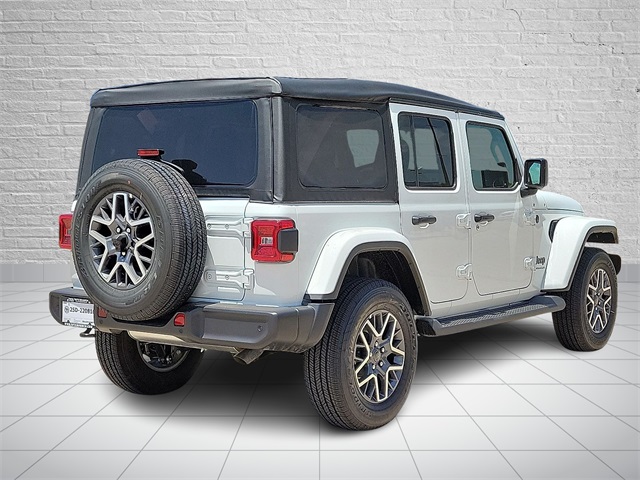 2025 Jeep Wrangler Sahara photo 4