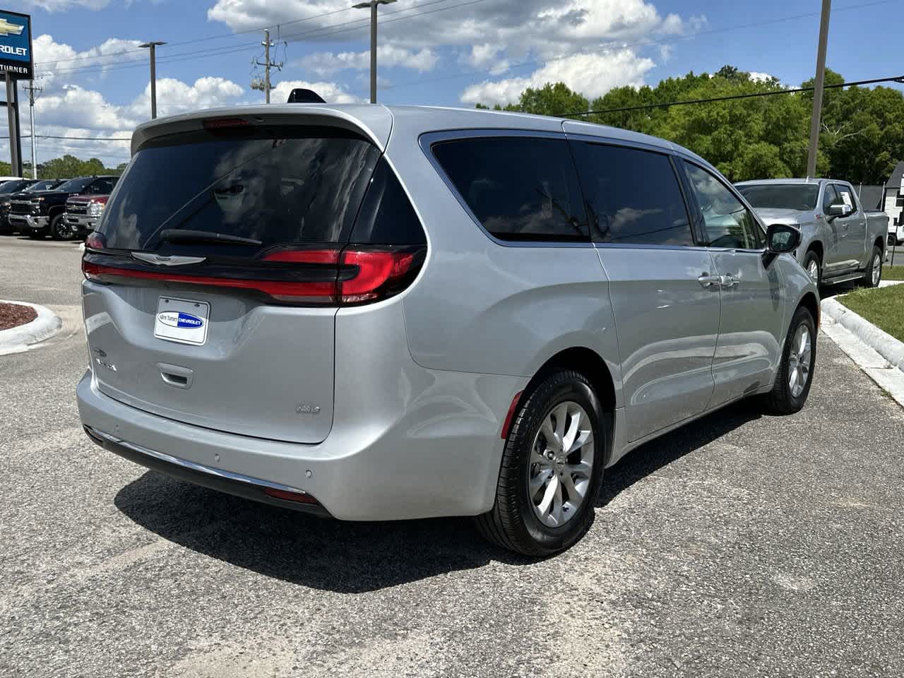 2023 Chrysler Pacifica Touring L photo 7
