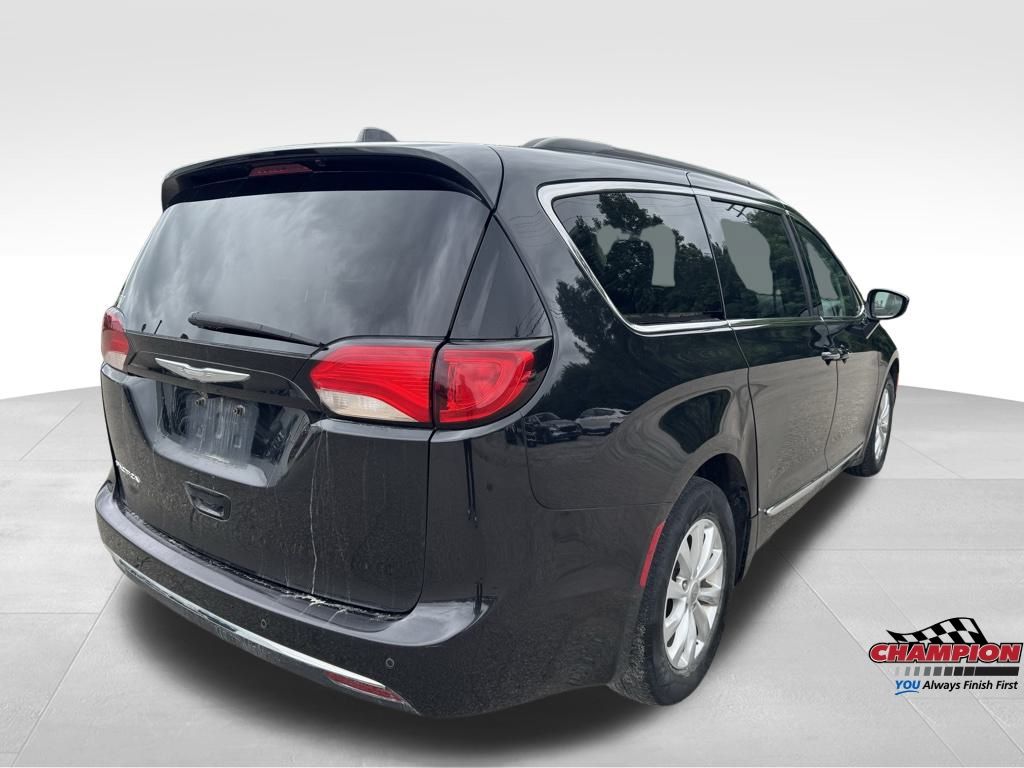 2017 Chrysler Pacifica Touring L photo 5