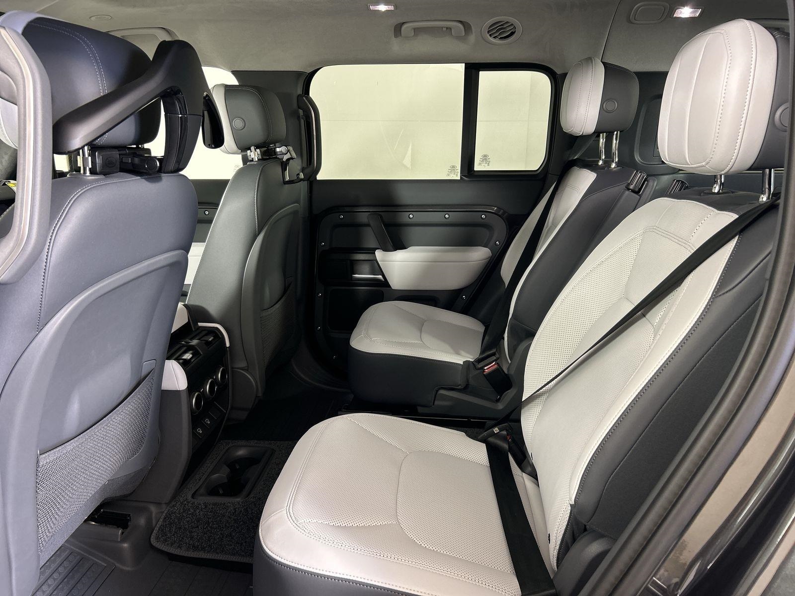 2025 Land Rover Defender 130 V8 photo 26