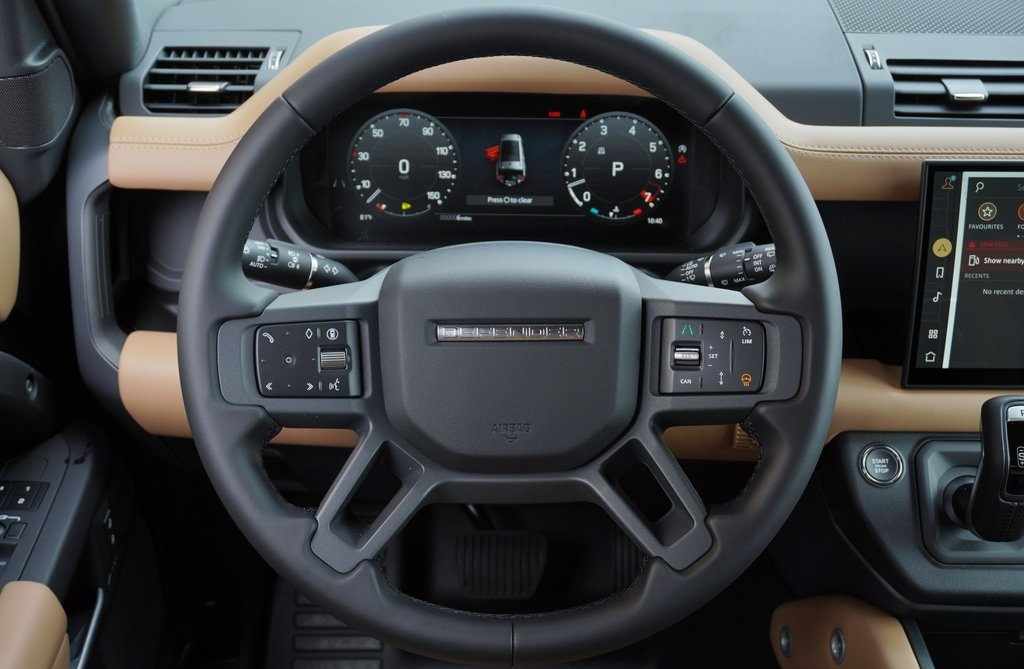 2025 LAND ROVER DEFENDER - Image 16