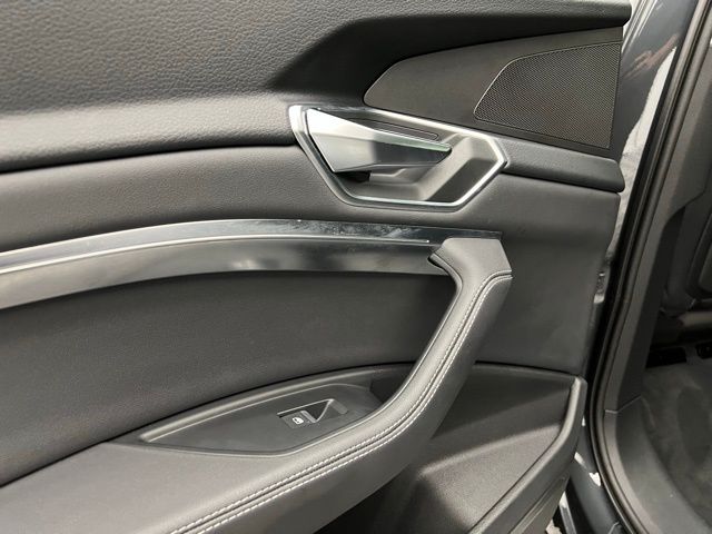 2022 Audi e-tron Premium photo 39