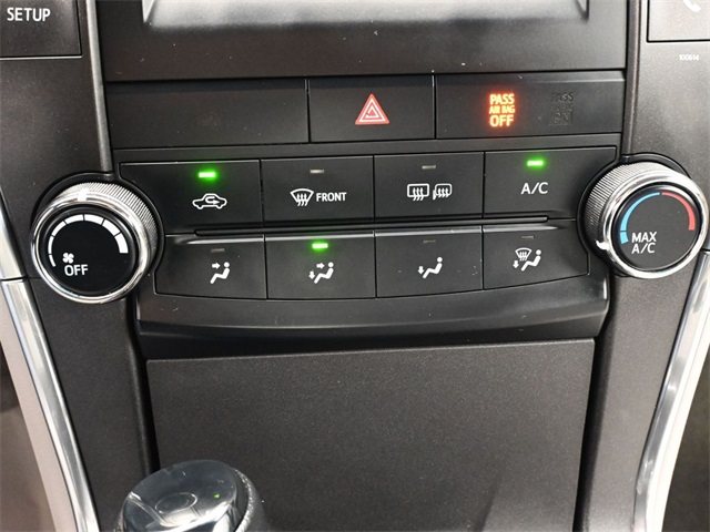 2016 Toyota Camry LE photo 2