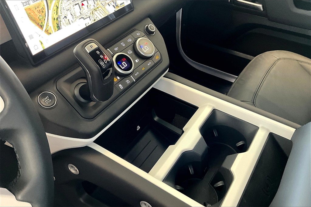 2025 Land Rover Defender 130 X-Dynamic SE photo 7