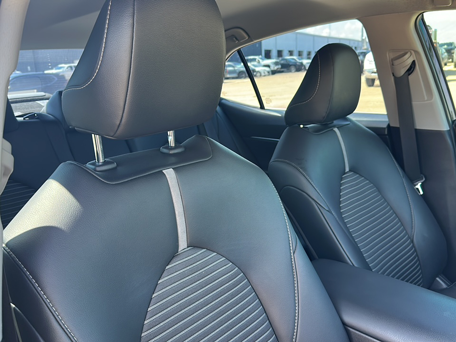 2019 Toyota Camry SE photo 6