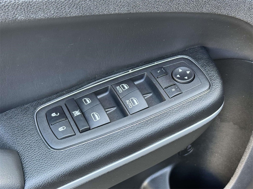 2023 Chrysler 300 Touring photo 26