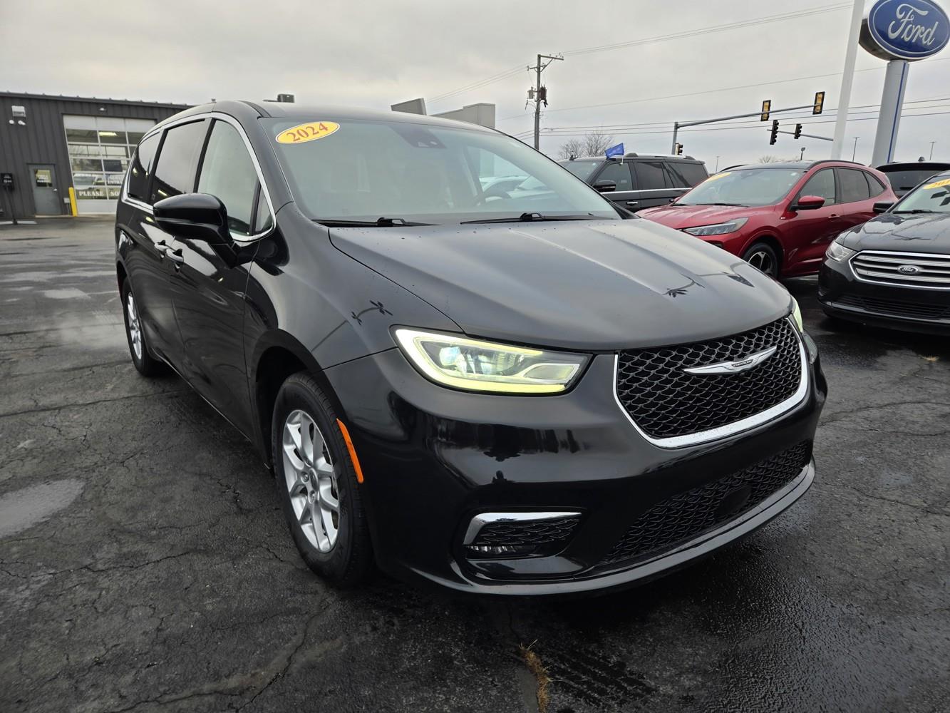 2024 Chrysler Pacifica Touring L's photo