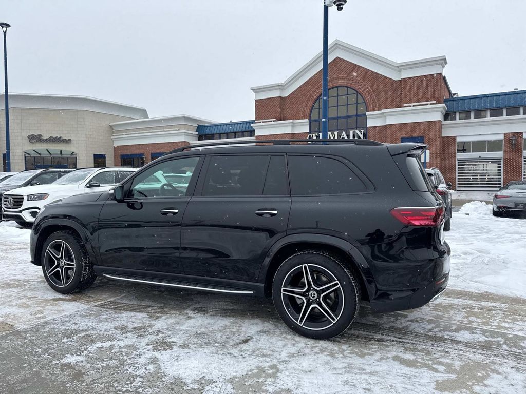 2025 Mercedes Benz GLS 450 4MATIC photo 3