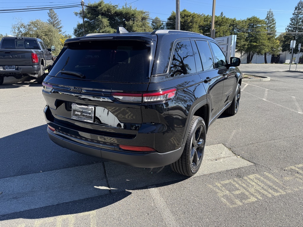 2025 Jeep Grand Cherokee Altitude photo 2