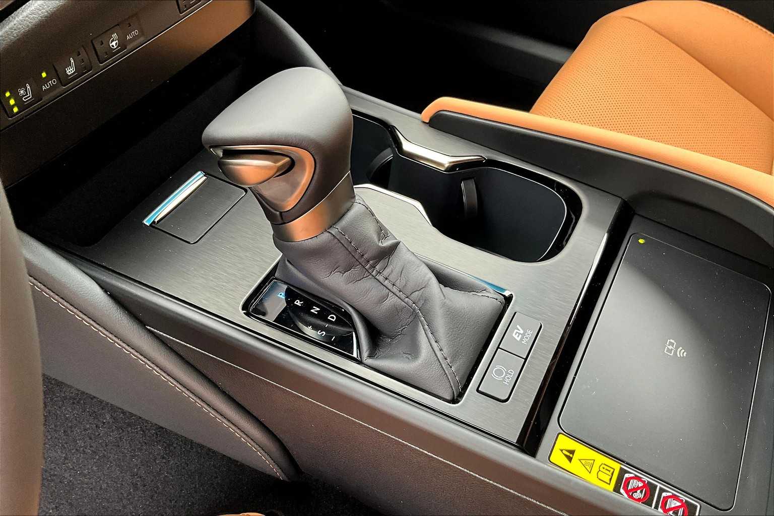 2025 Lexus ES 300h photo 10