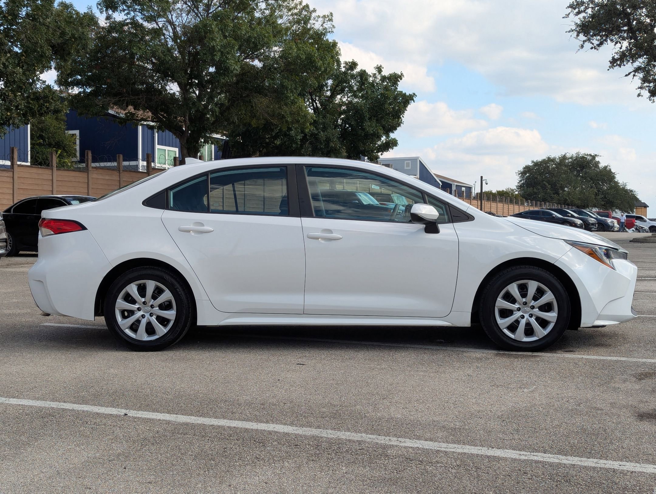 2022 Toyota Corolla LE photo 3