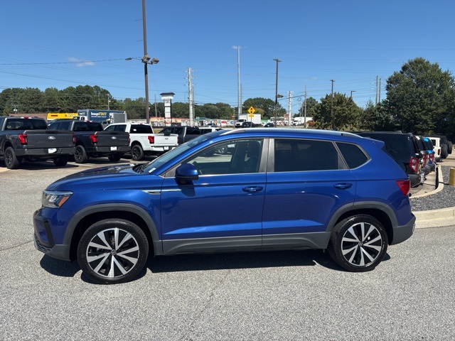 2023 Volkswagen Taos SE photo 2