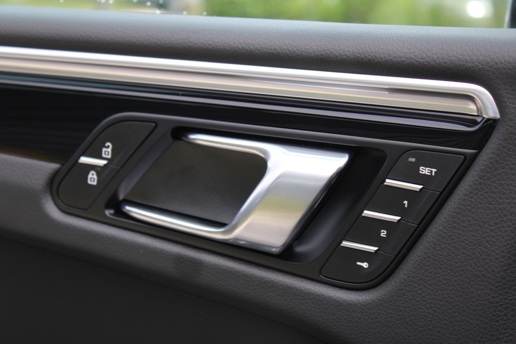2025 Porsche Macan Base photo 18